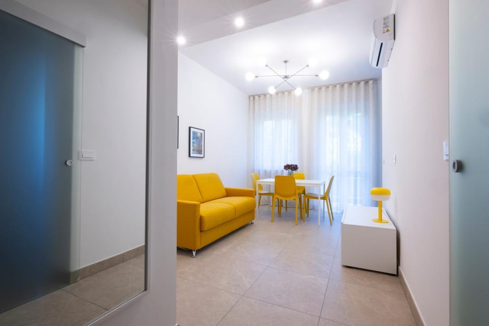 TV and multimedia, Living room, Seating area, Dining area, air conditioner