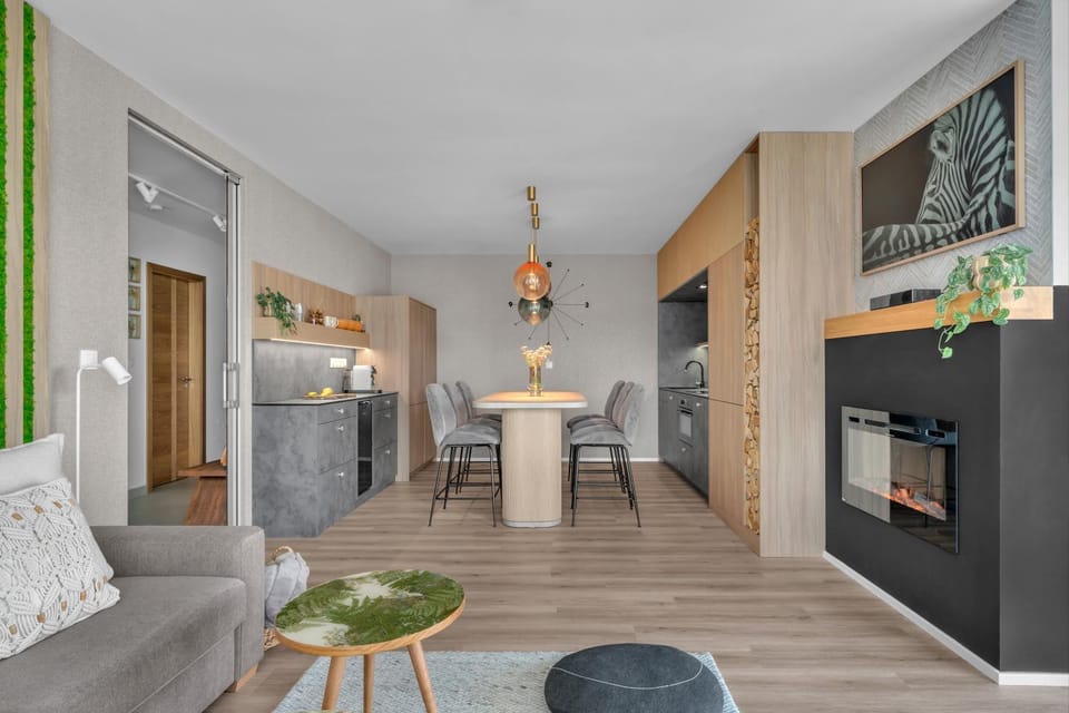 TV and multimedia, Kitchen or kitchenette, Living room, Seating area, Dining area, fireplace, microwave, oven