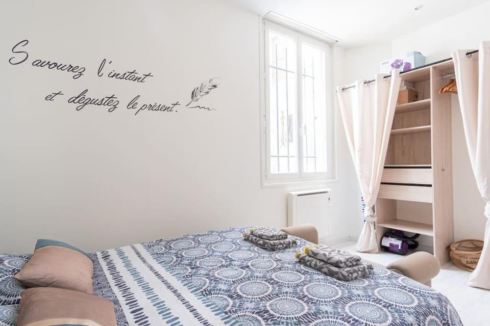 Photo of the whole room, Bedroom