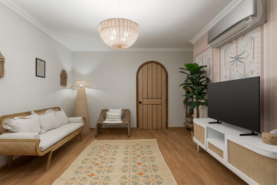 Communal lounge/ TV room, Bed, TV and multimedia, Living room, Photo of the whole room, Seating area, Evening entertainment, Bedroom, wardrobe, air conditioner