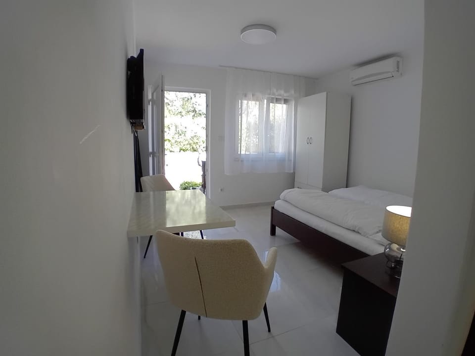 Bed, Seating area, air conditioner