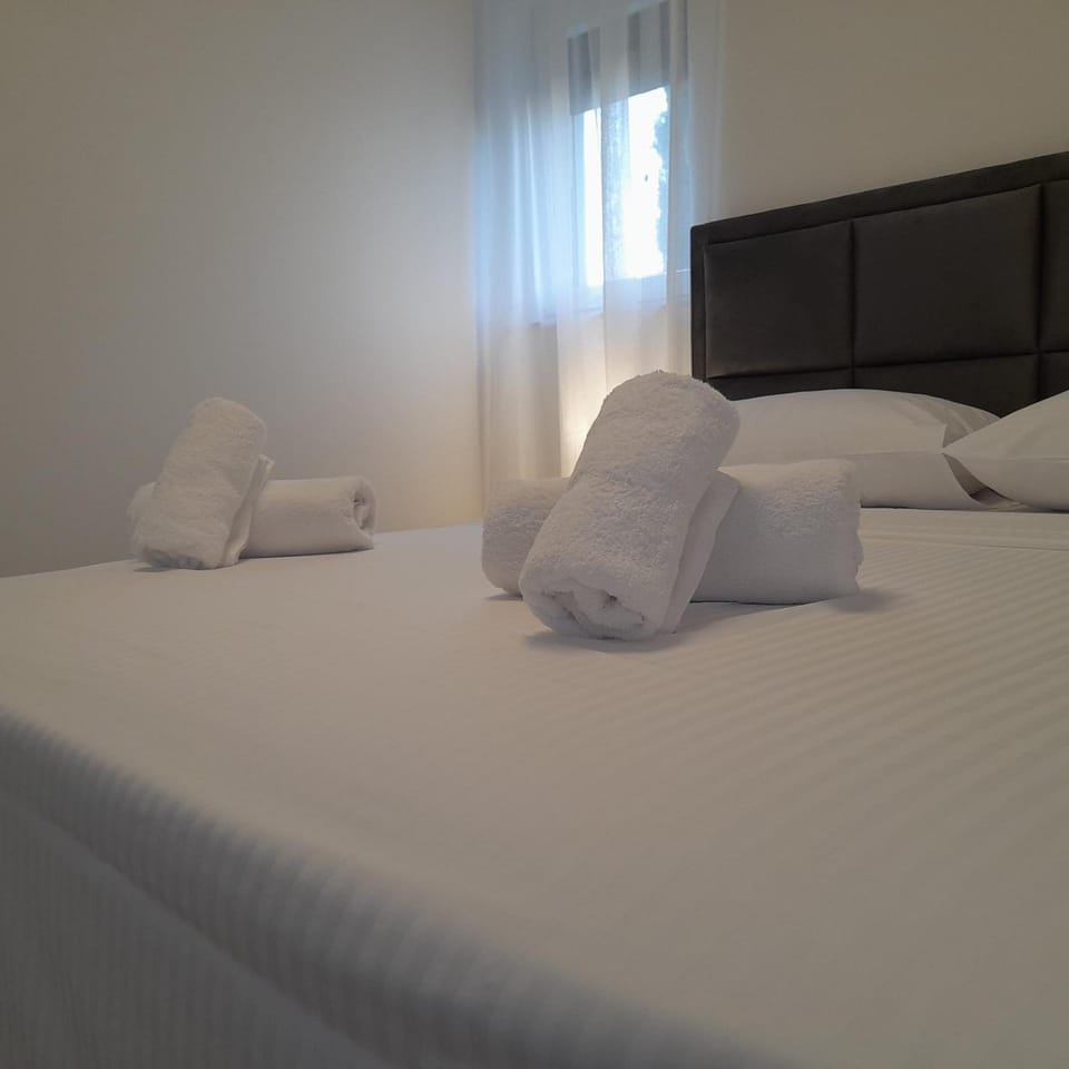 Bed, Bedroom, towels