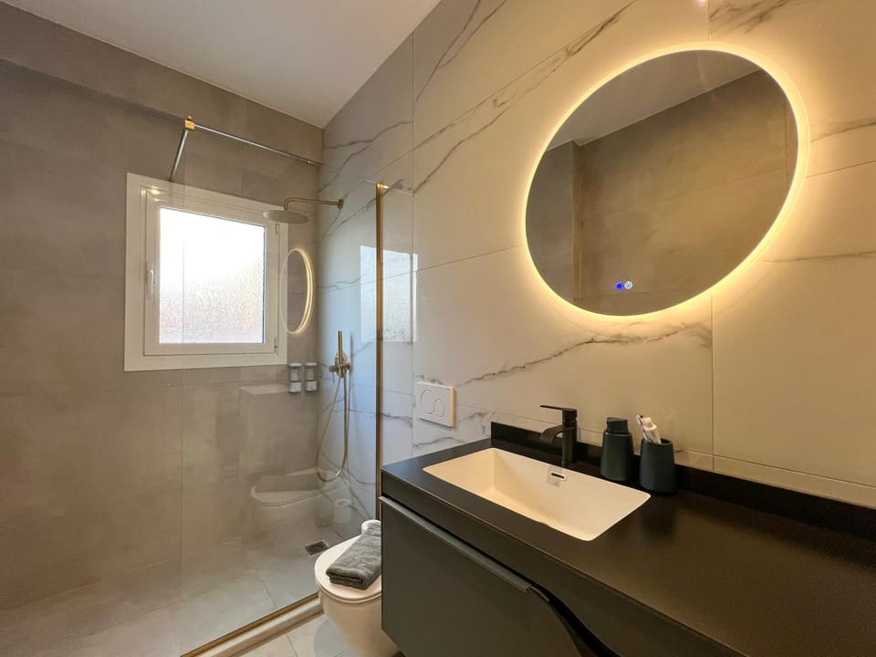Shower, Toilet, Bathroom, Bath