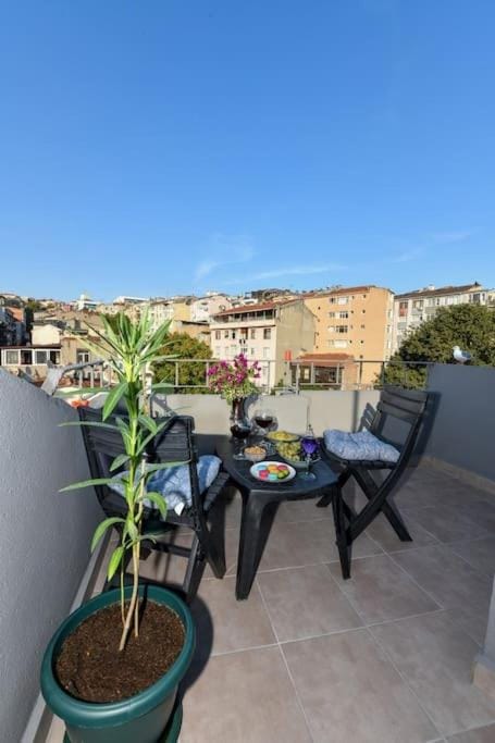 Property building, Patio, Day, View (from property/room), Balcony/Terrace, Dining area