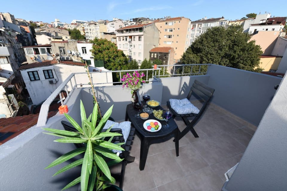 Property building, Patio, Day, View (from property/room), Balcony/Terrace, Living room, Seating area, Dining area, City view