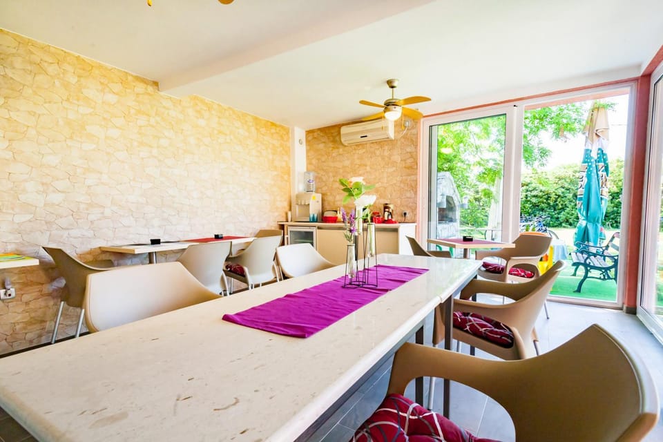 Restaurant/places to eat, Lounge or bar