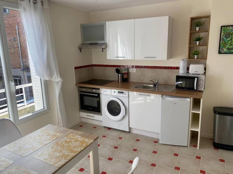 Coffee/tea facilities, Kitchen or kitchenette, dishwasher, oven, stove, toaster