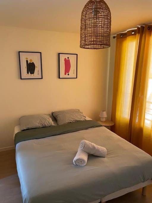 Bed, Photo of the whole room, Bedroom, towels