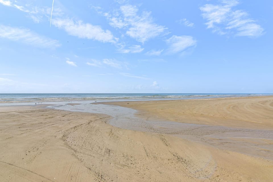 Galveston Beach Haven w/ Pool Access & Deck. House in Jamaica Beach
