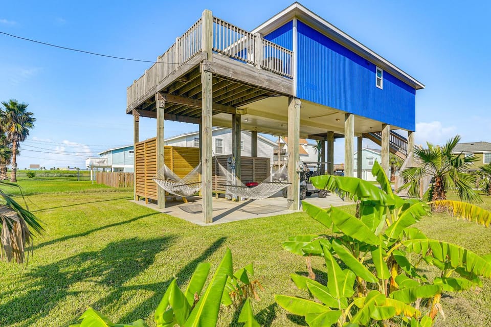 Galveston Beach Haven w/ Pool Access & Deck. House in Jamaica Beach