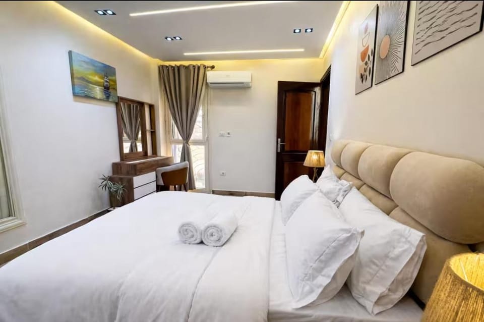 شقه فندقيه لك بالكامل غرفتين في كمباوند راقي بالشيخ زايد Apartment in Egypt