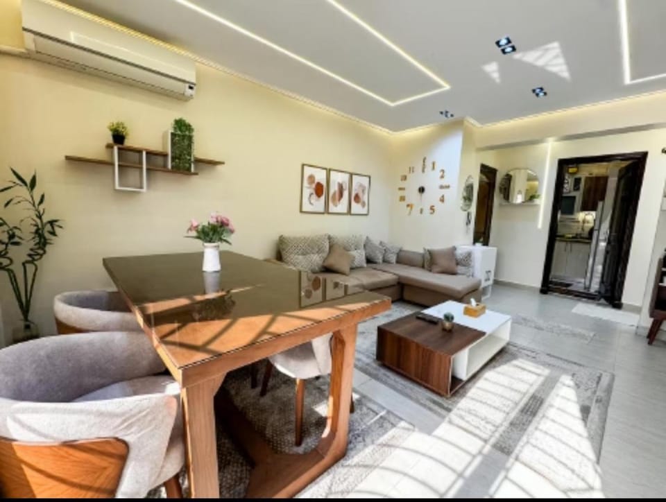 شقه فندقيه لك بالكامل غرفتين في كمباوند راقي بالشيخ زايد Apartment in Egypt