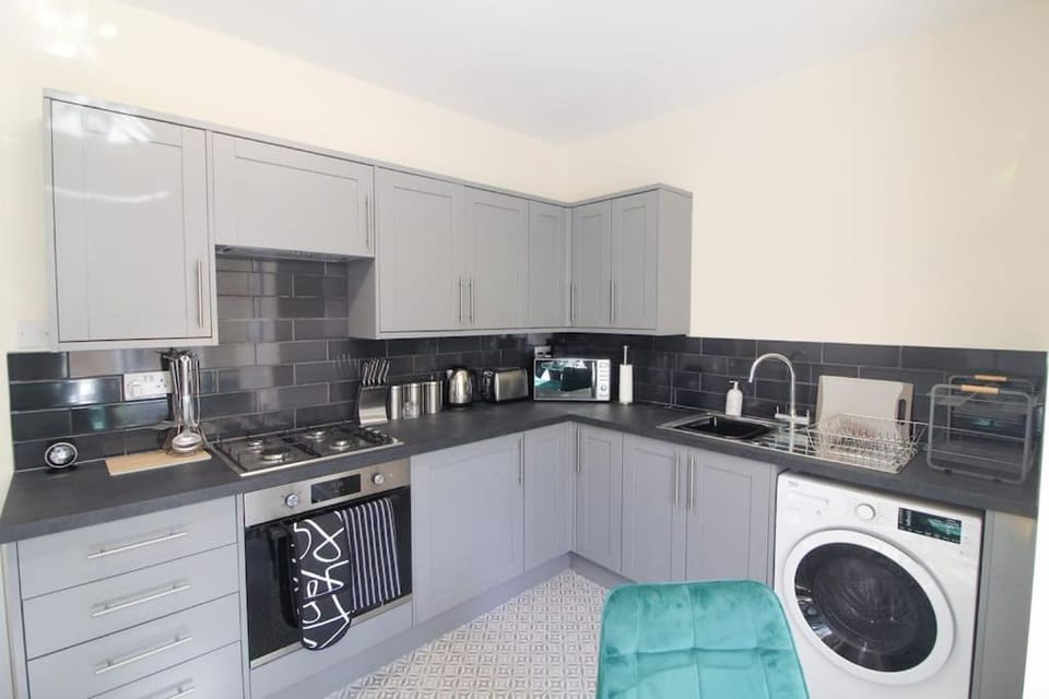 Kitchen or kitchenette, oven, pet friendly, stove, toaster, washing machine, dryer