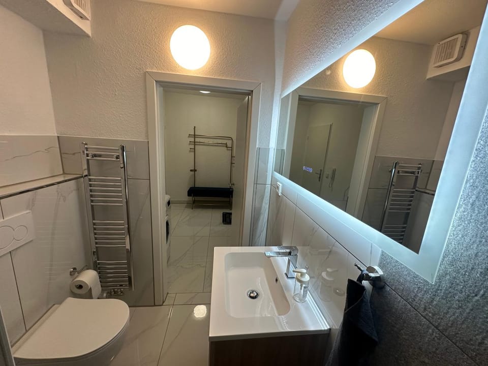 Shower, Toilet, Bathroom, towels