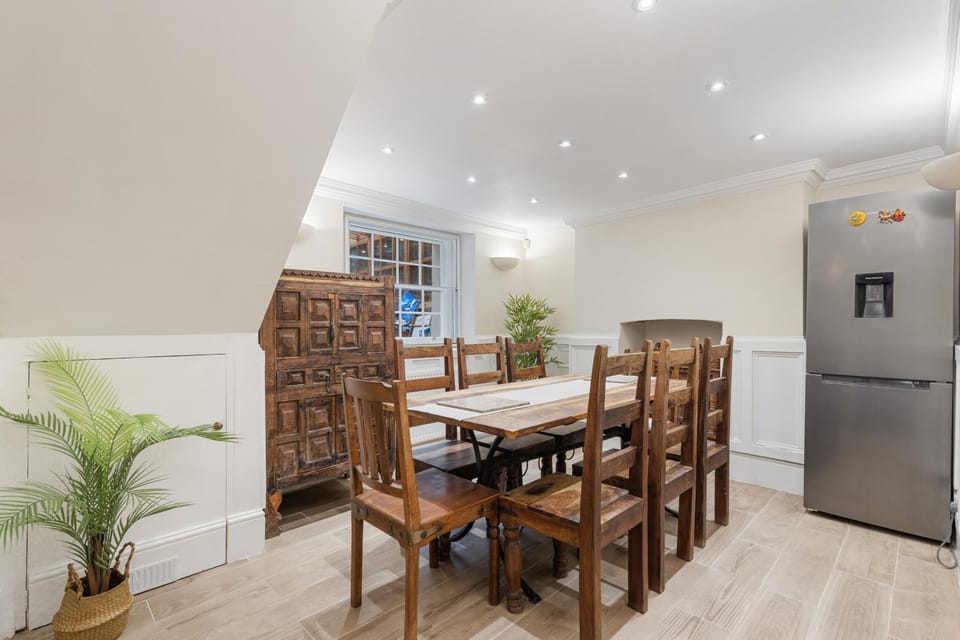Seating area, Dining area