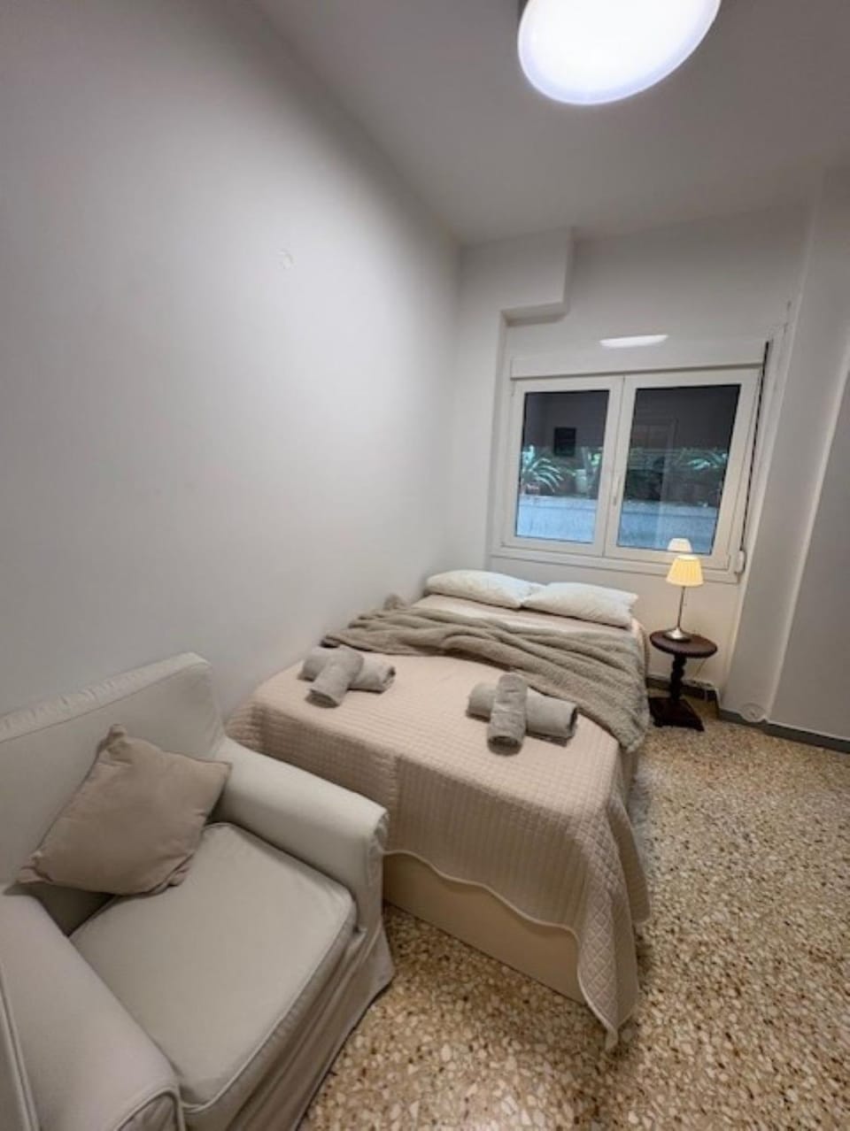 Bed, Living room, Photo of the whole room, Seating area, Bedroom