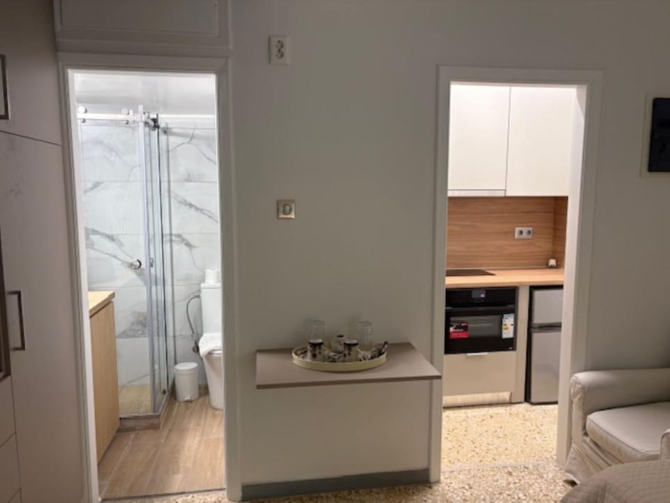 Bathroom, Kitchen or kitchenette, Photo of the whole room, oven