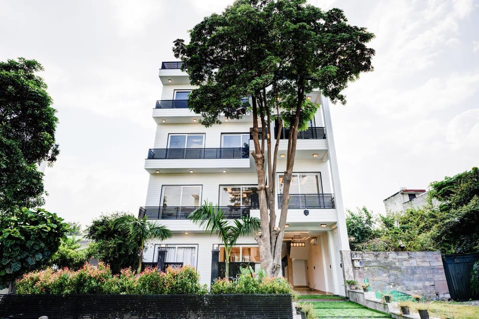 Property building, Facade/entrance, Garden, Garden view