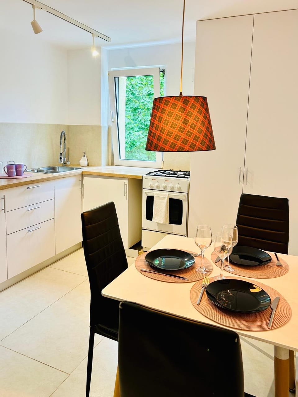 Kitchen or kitchenette, Dining area, stove