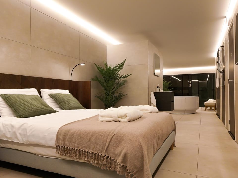 Bed, Photo of the whole room, Bedroom, towels