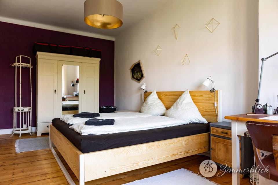 Bed, Decorative detail, Bedroom