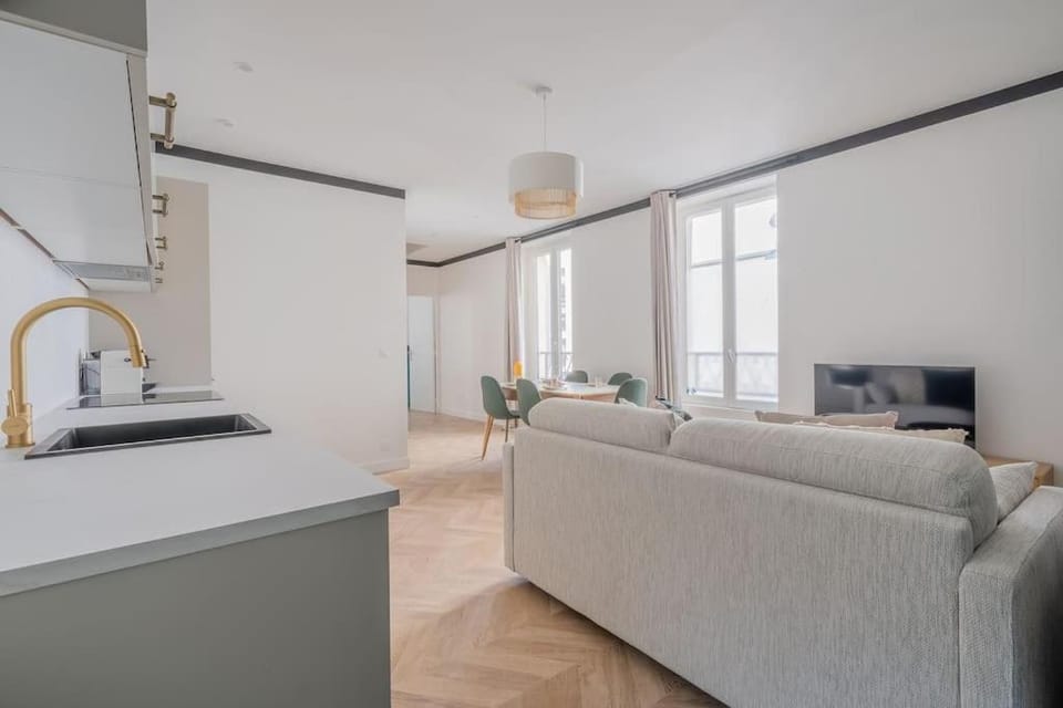 TV and multimedia, Kitchen or kitchenette, Living room, Seating area