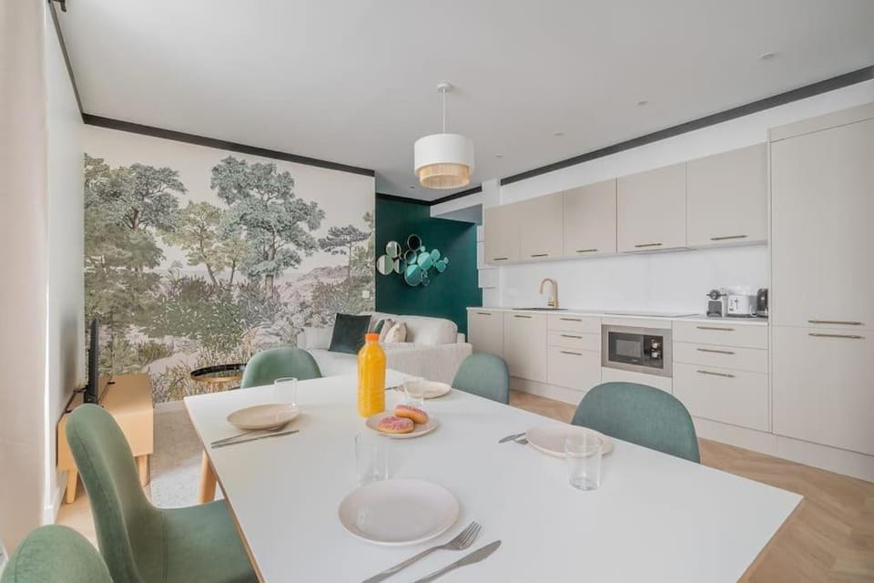 Kitchen or kitchenette, Dining area, stove