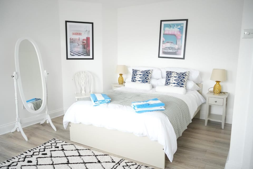 Bed, Bedroom, towels