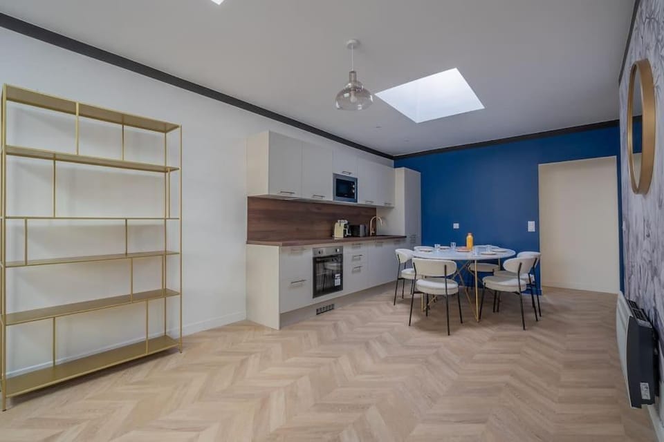 Kitchen or kitchenette, Dining area, microwave, oven
