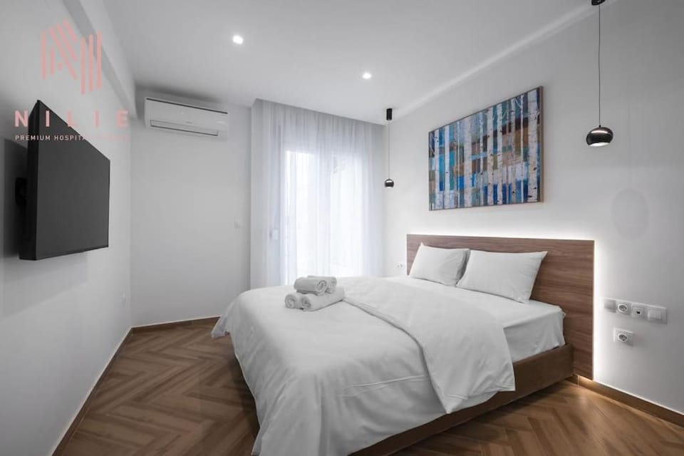 Bed, TV and multimedia, Bedroom, towels