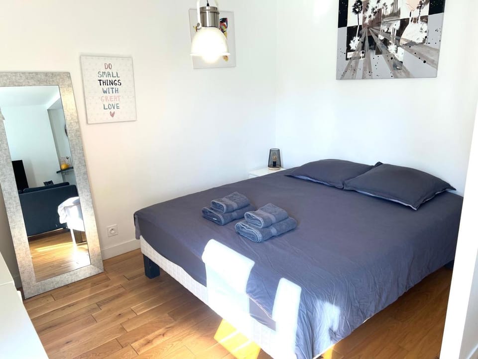 Bed, TV and multimedia, Photo of the whole room, Bedroom, towels