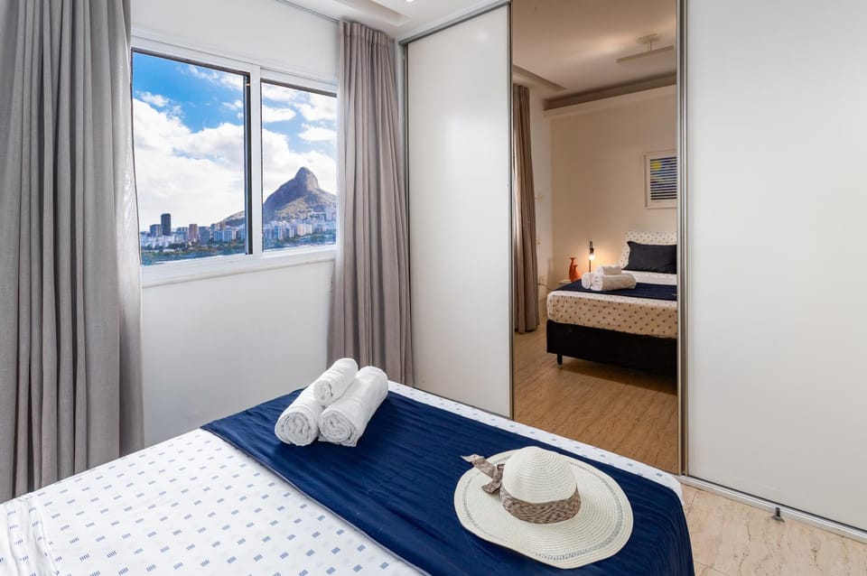 Bed, Bedroom, Landmark view, towels