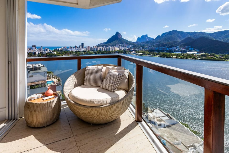 Patio, Nearby landmark, Day, Natural landscape, View (from property/room), Balcony/Terrace, Seating area, City view, Lake view, Mountain view
