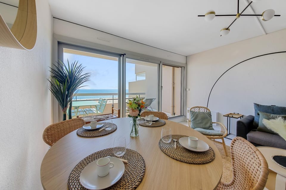Living room, Dining area, Sea view