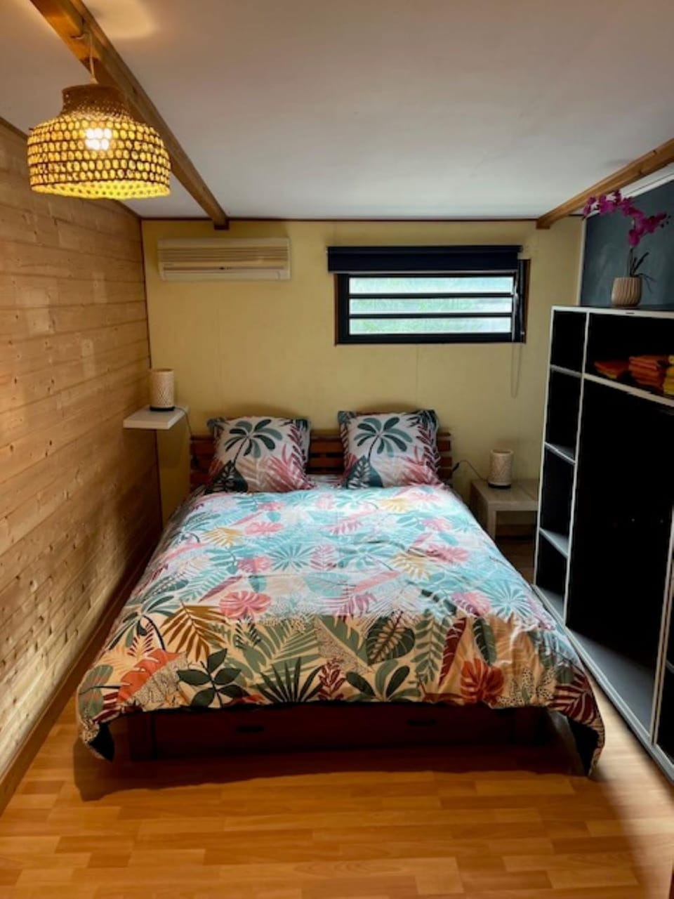 Bed, Photo of the whole room, Bedroom, air conditioner