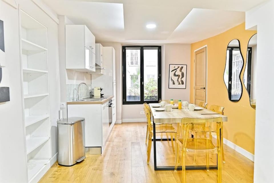 Kitchen or kitchenette, Dining area, oven, stove, toaster