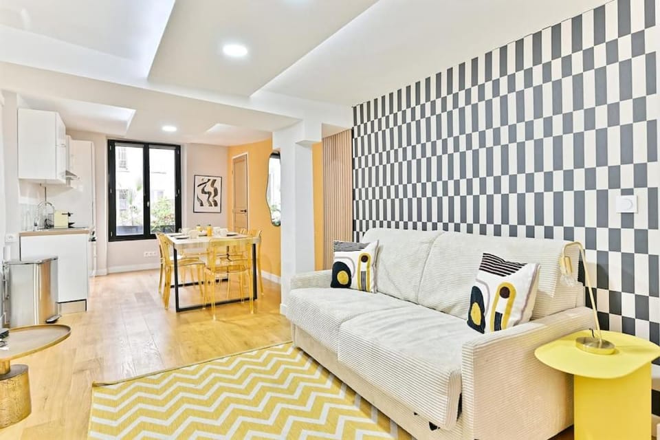 Kitchen or kitchenette, Living room, Seating area, Dining area