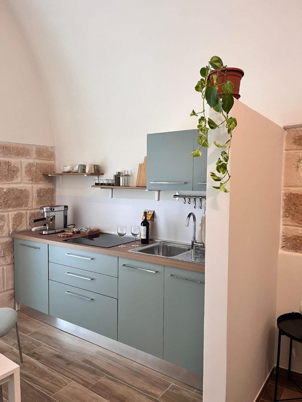 Coffee/tea facilities, Kitchen or kitchenette, stove