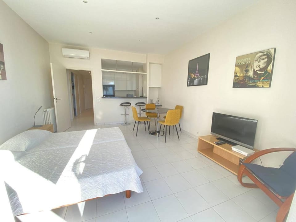 TV and multimedia, Photo of the whole room, air conditioner