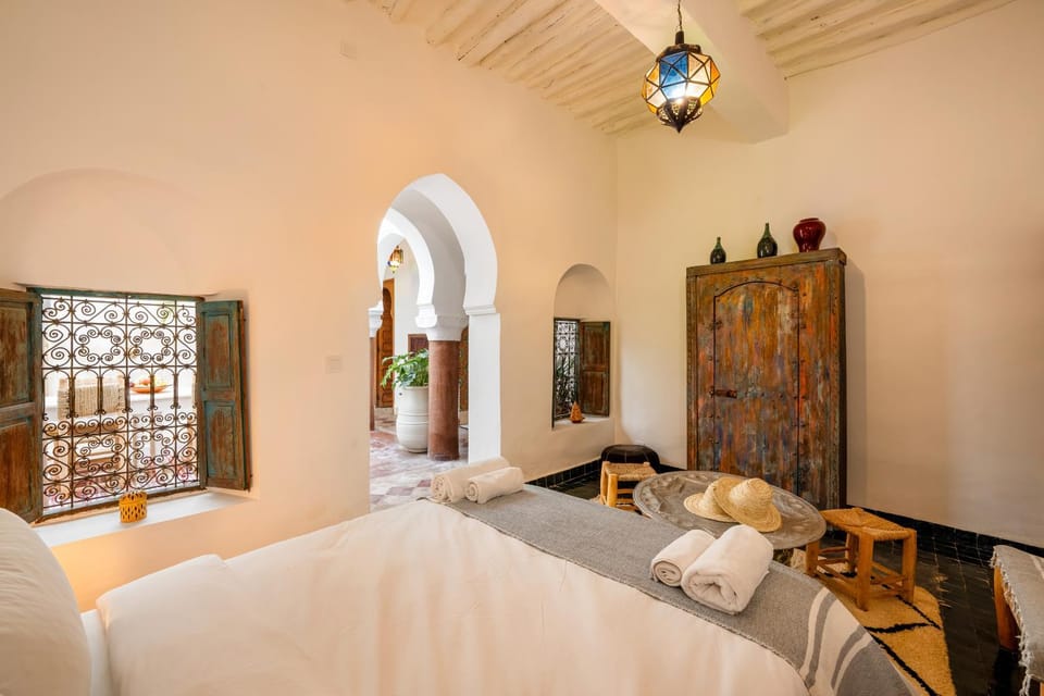 Bed, Photo of the whole room, Bedroom, towels