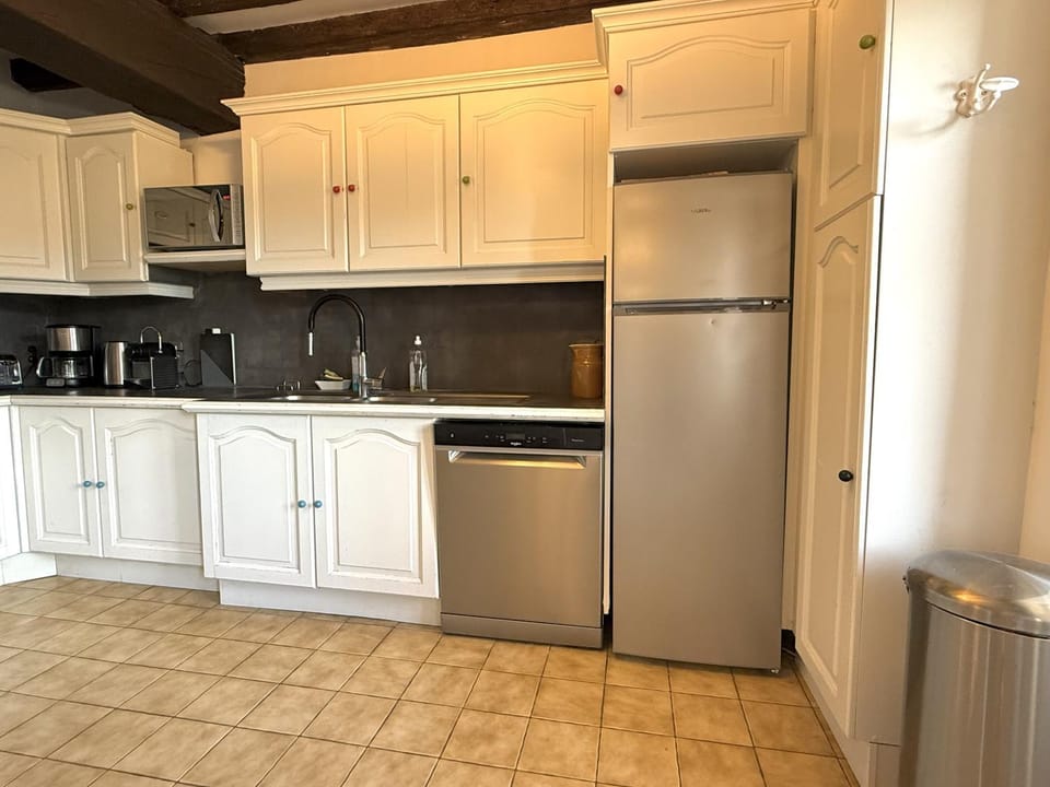 Coffee/tea facilities, dishwasher, heating, internet, microwave, oven, toaster, kitchen