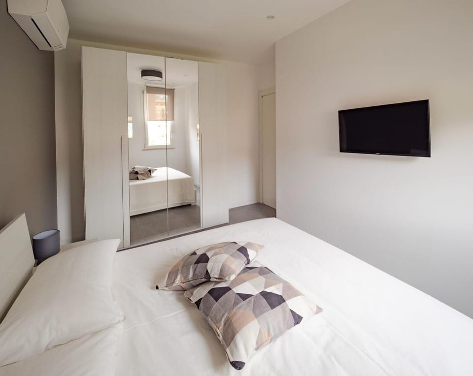 Bed, TV and multimedia, Photo of the whole room, Bedroom, locker