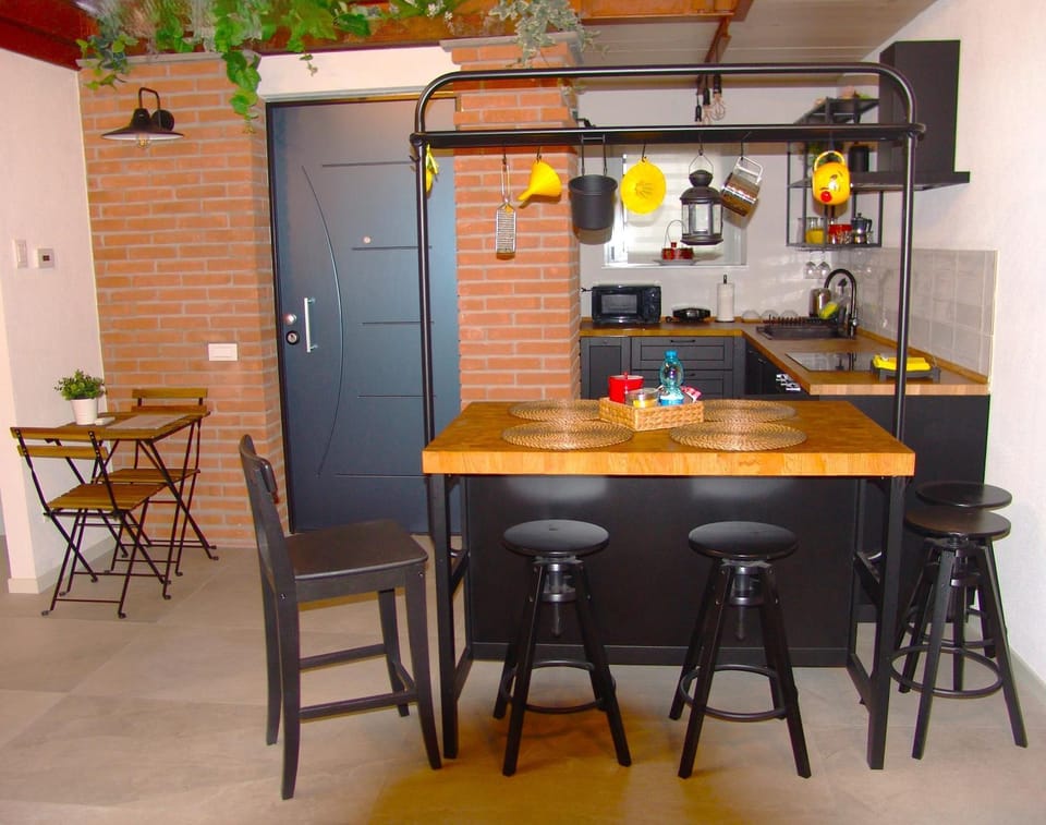 Kitchen or kitchenette, Dining area, oven
