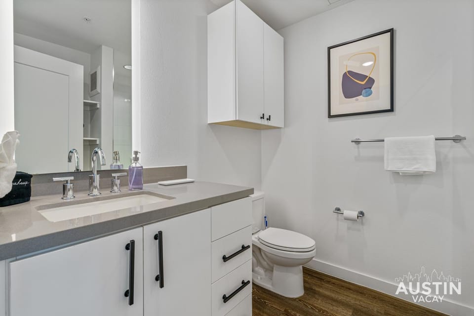 Vibrant Austin Studio Balcony plus Parking and Wi-Fi Apartment in Austin