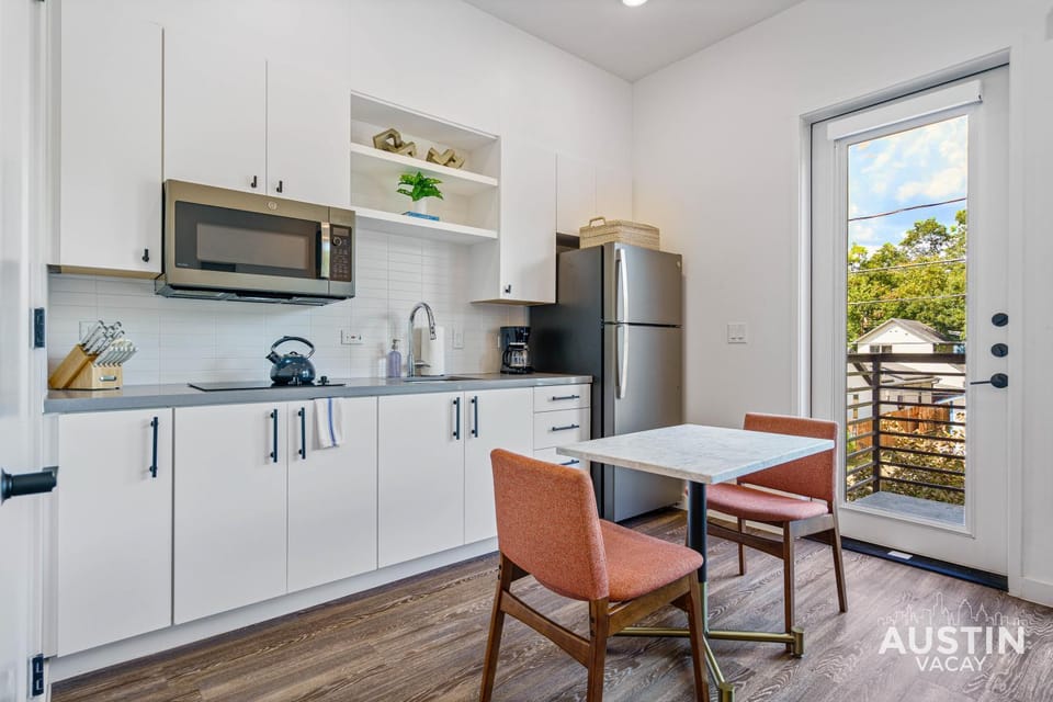 Vibrant Austin Studio Balcony plus Parking and Wi-Fi Apartment in Austin