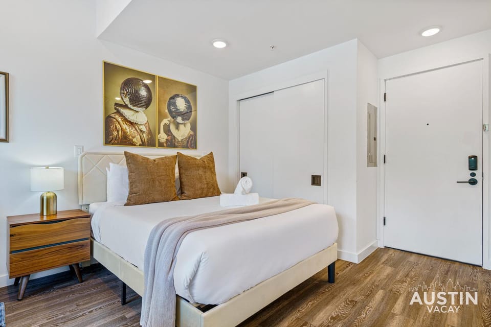 Vibrant Austin Studio Balcony plus Parking and Wi-Fi Apartment in Austin
