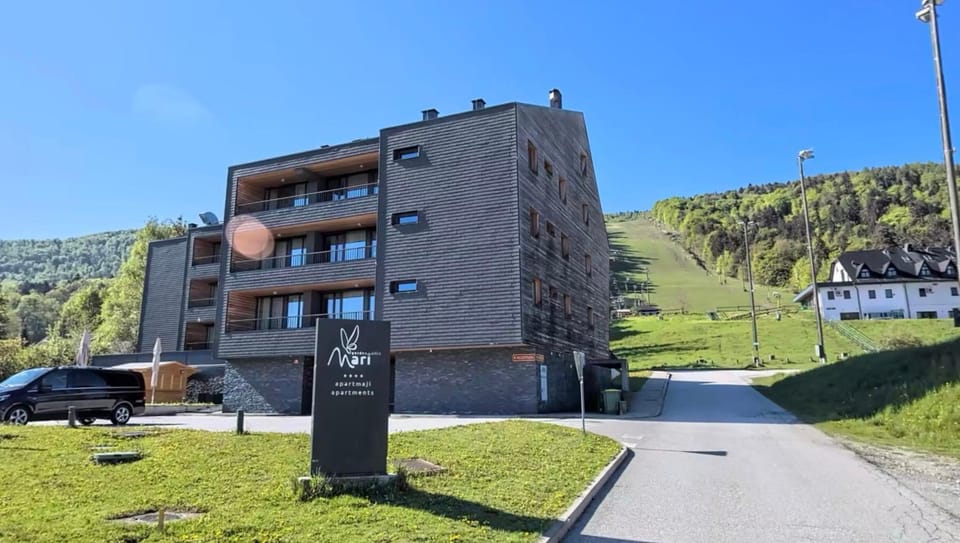 Property building, Spring, Day, Neighbourhood, Natural landscape, Evening entertainment, Mountain view, Street view, Quiet street view, Parking