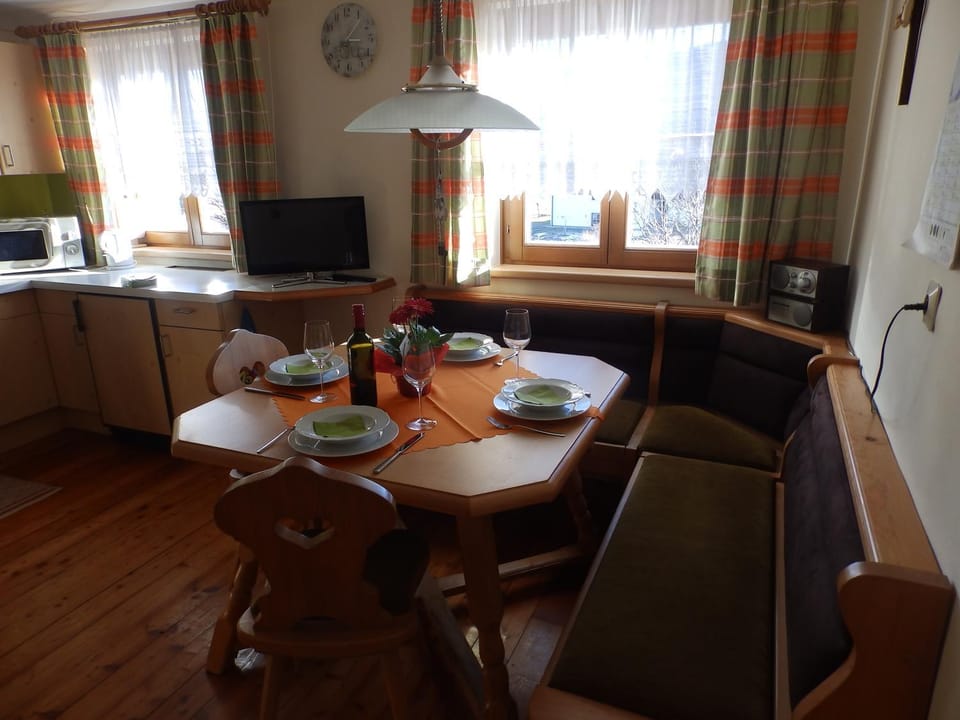 Day, TV and multimedia, Kitchen or kitchenette, Living room, Decorative detail, Seating area, Dining area