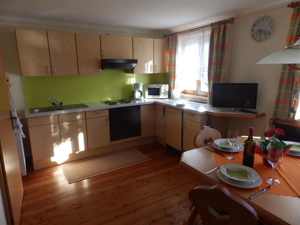 TV and multimedia, Coffee/tea facilities, Kitchen or kitchenette, Living room, Seating area, Dining area