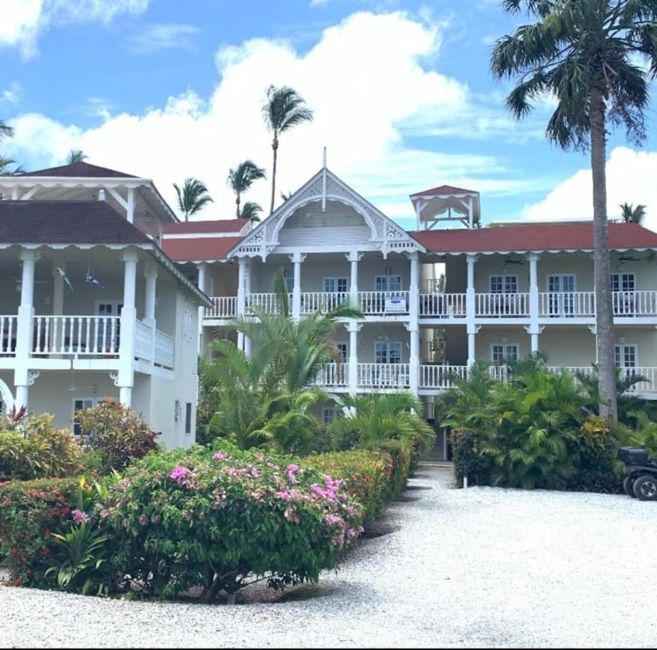 Property building, Sea view, Parking